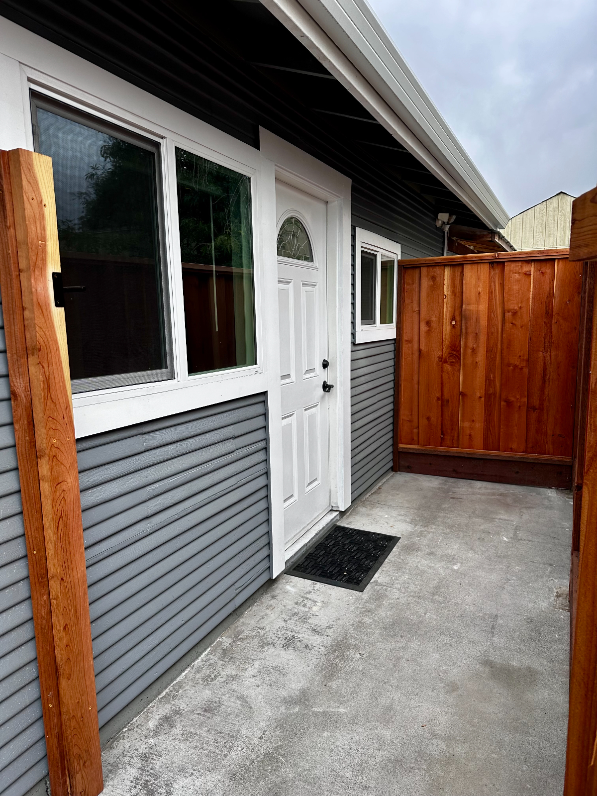 Newly Built 1 Bedroom Back Unit - Photo 2
