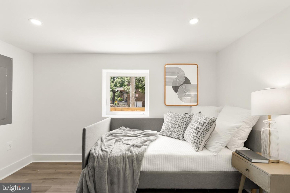 Sunny 2bd 1 bath - Photo 2