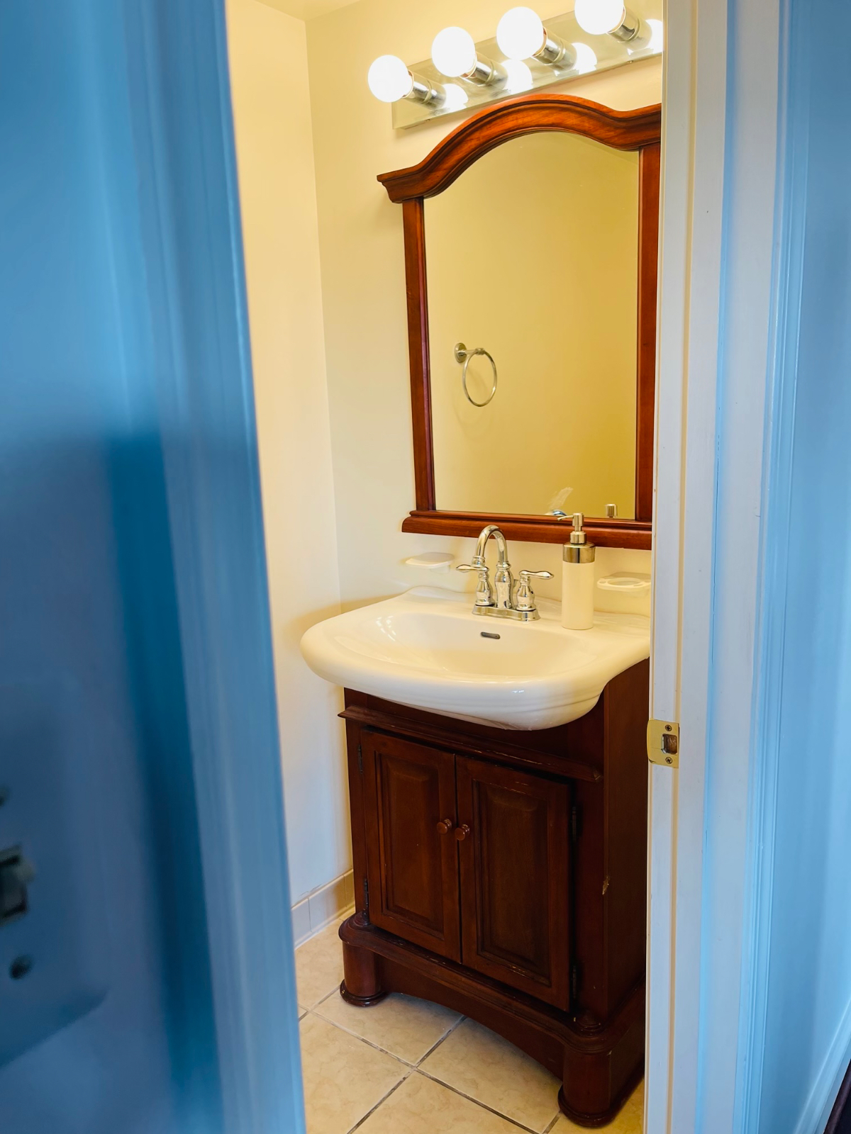 Beautiful two story penthouse condo w/rooftop deck and designated parking in gated community - Photo 4