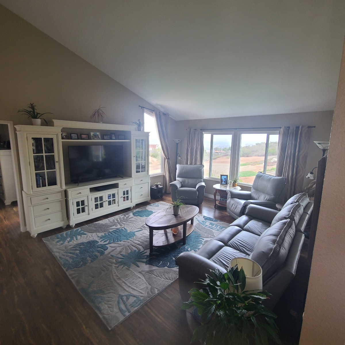 Peaceful Room in Spacious Vista Home with Dedicated Bathroom, Office, Views, Gym, and Garden Access - Photo 5