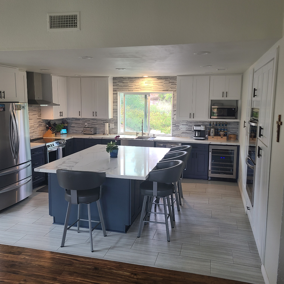 Peaceful Room in Spacious Vista Home with Dedicated Bathroom, Office, Views, Gym, and Garden Access - Photo 6