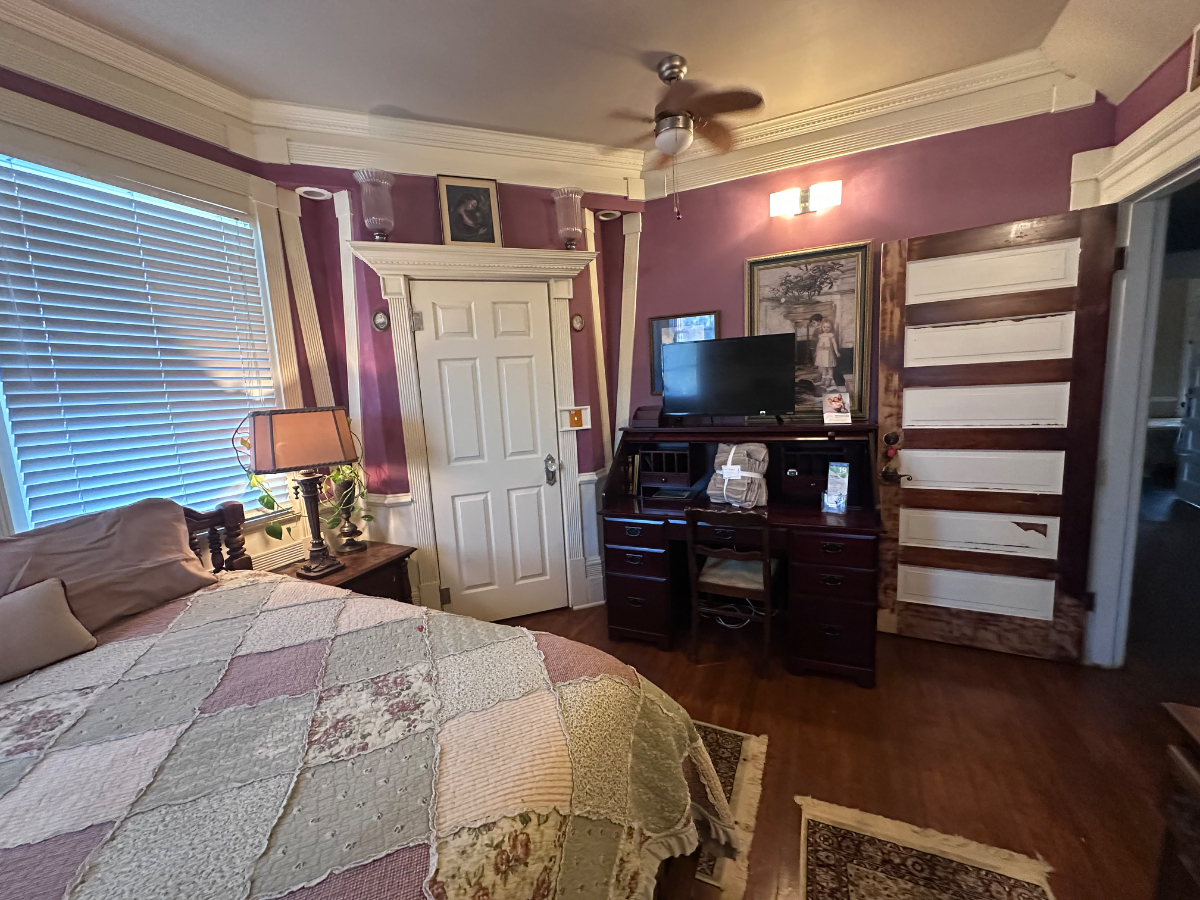 Indulge in downtown Charleston living. Serene private room with shared bath, in a stunningly renovat - Photo 11