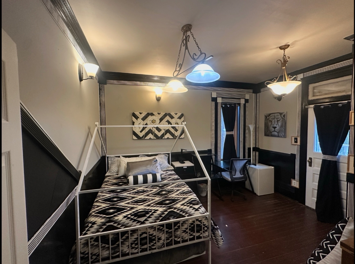 Indulge in downtown Charleston living. Serene private room with shared bath, in a stunningly renovat - Photo 12