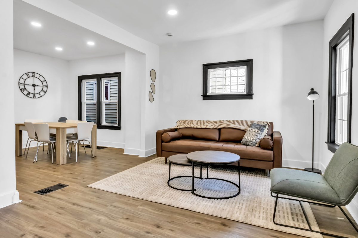 Stylish 4-Bedroom Home Next to Niagara Falls, Steps from Train & State Park - Photo 3