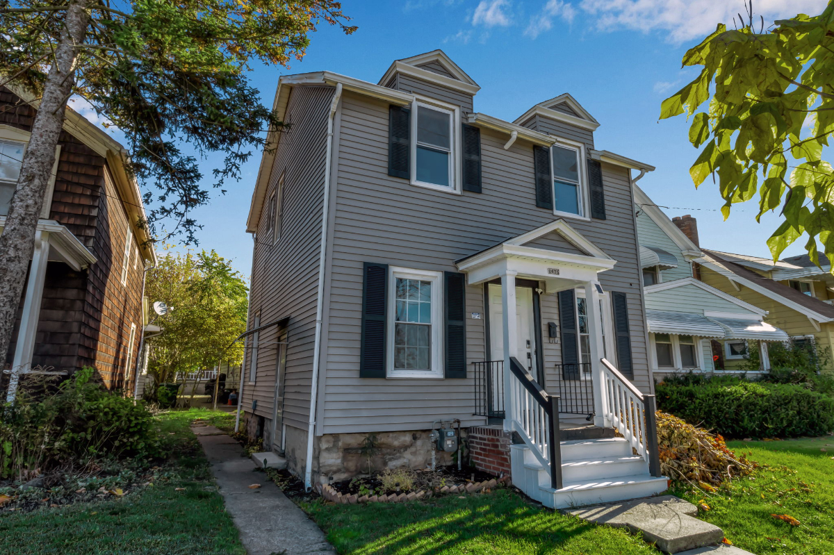 Stylish 4-Bedroom Home Next to Niagara Falls, Steps from Train & State Park - Photo 2