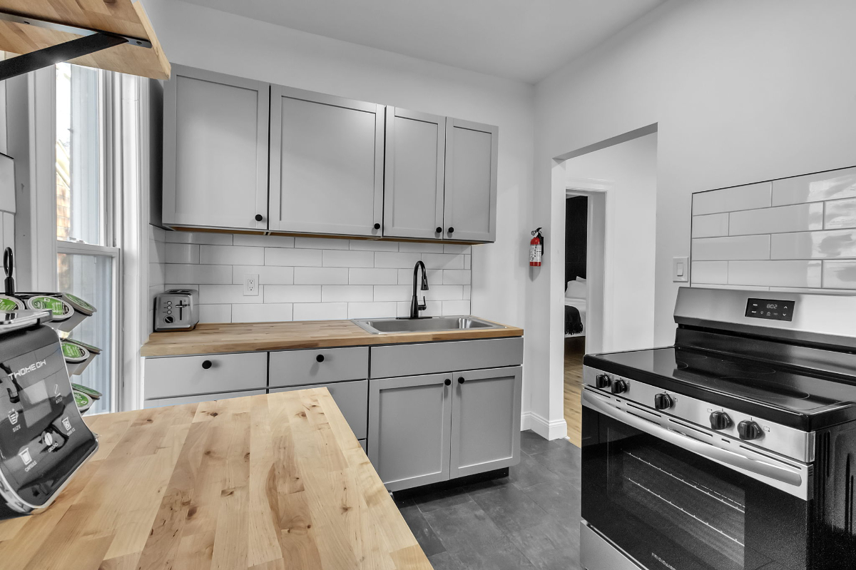 Stylish 4-Bedroom Home Next to Niagara Falls, Steps from Train & State Park - Photo 8