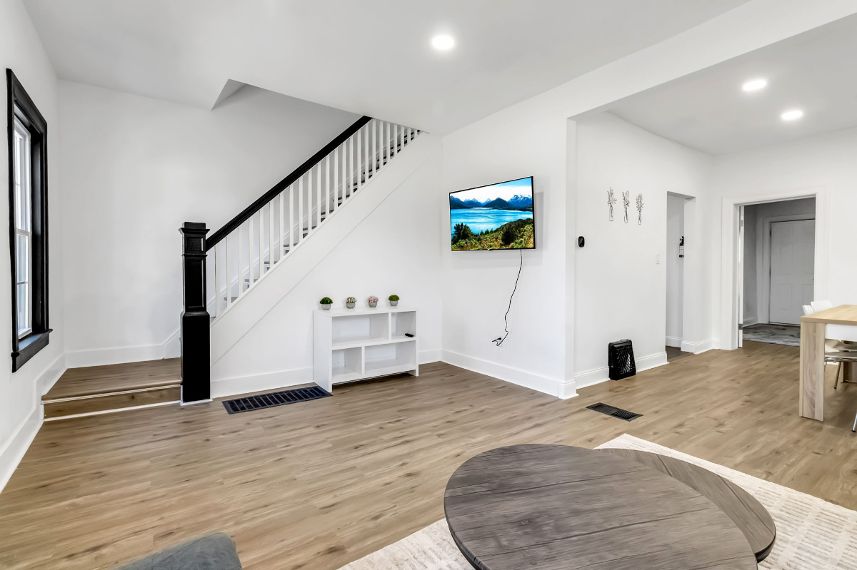 Stylish 4-Bedroom Home Next to Niagara Falls, Steps from Train & State Park - Photo 7