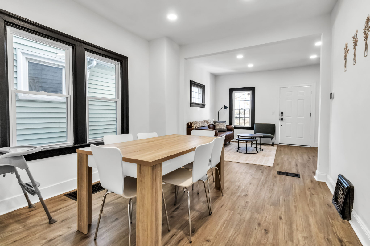 Stylish 4-Bedroom Home Next to Niagara Falls, Steps from Train & State Park - Photo 4