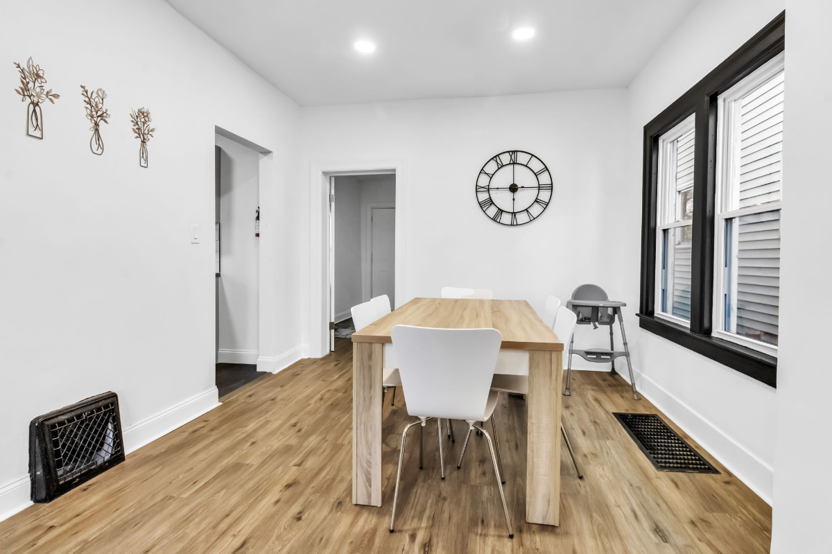 Stylish 4-Bedroom Home Next to Niagara Falls, Steps from Train & State Park - Photo 6