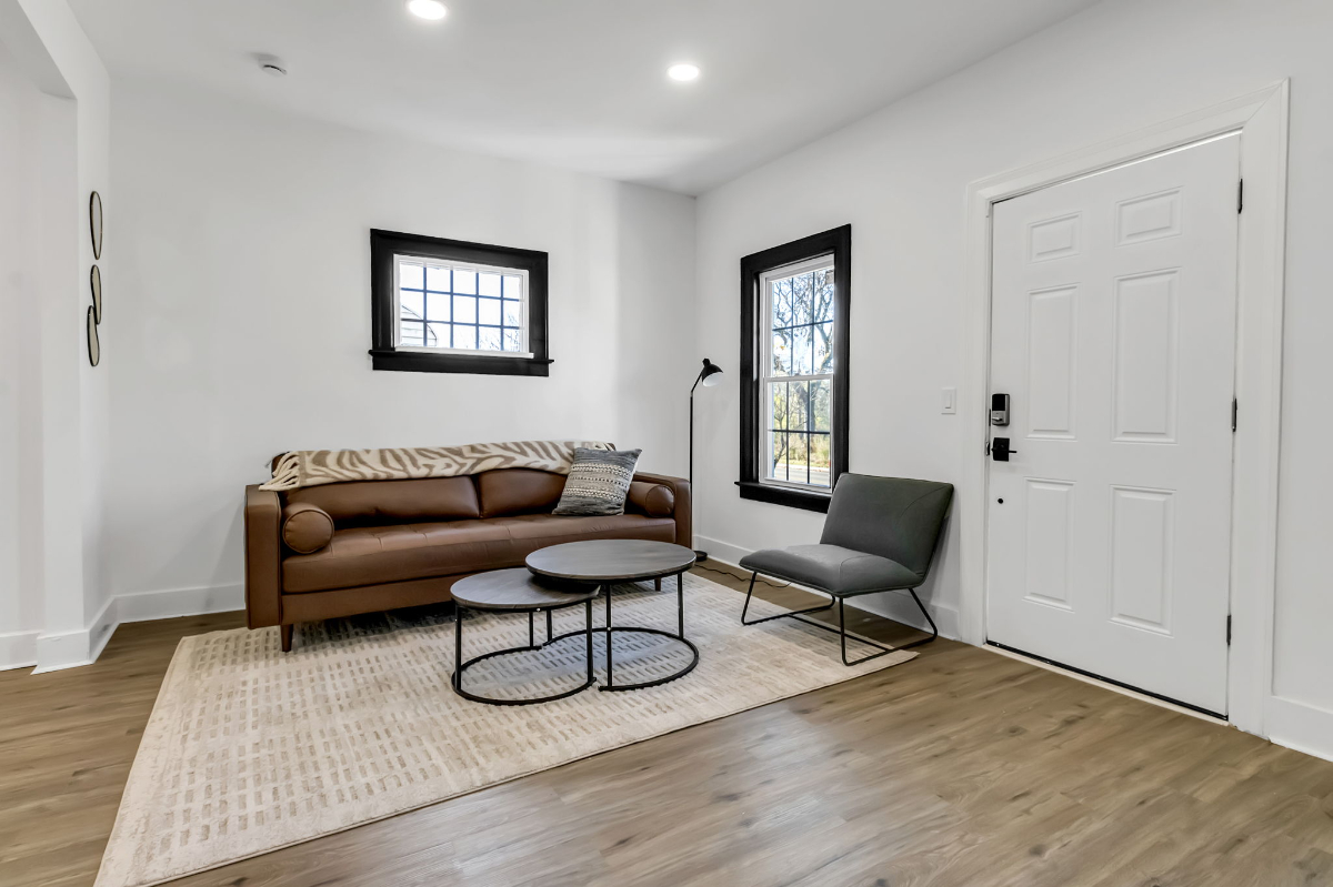 Stylish 4-Bedroom Home Next to Niagara Falls, Steps from Train & State Park - Photo 5