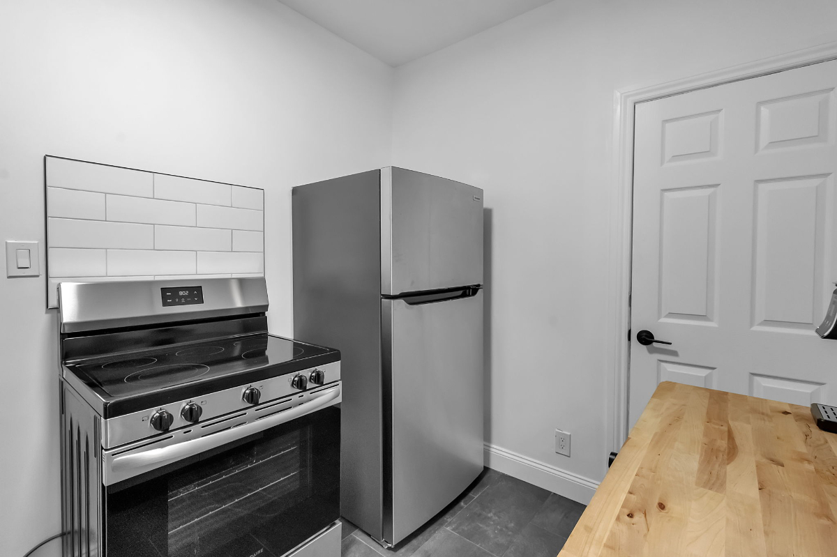 Stylish 4-Bedroom Home Next to Niagara Falls, Steps from Train & State Park - Photo 9
