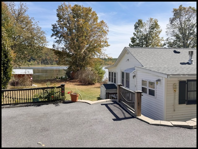 Lakehouse Bungalow - Photo 2