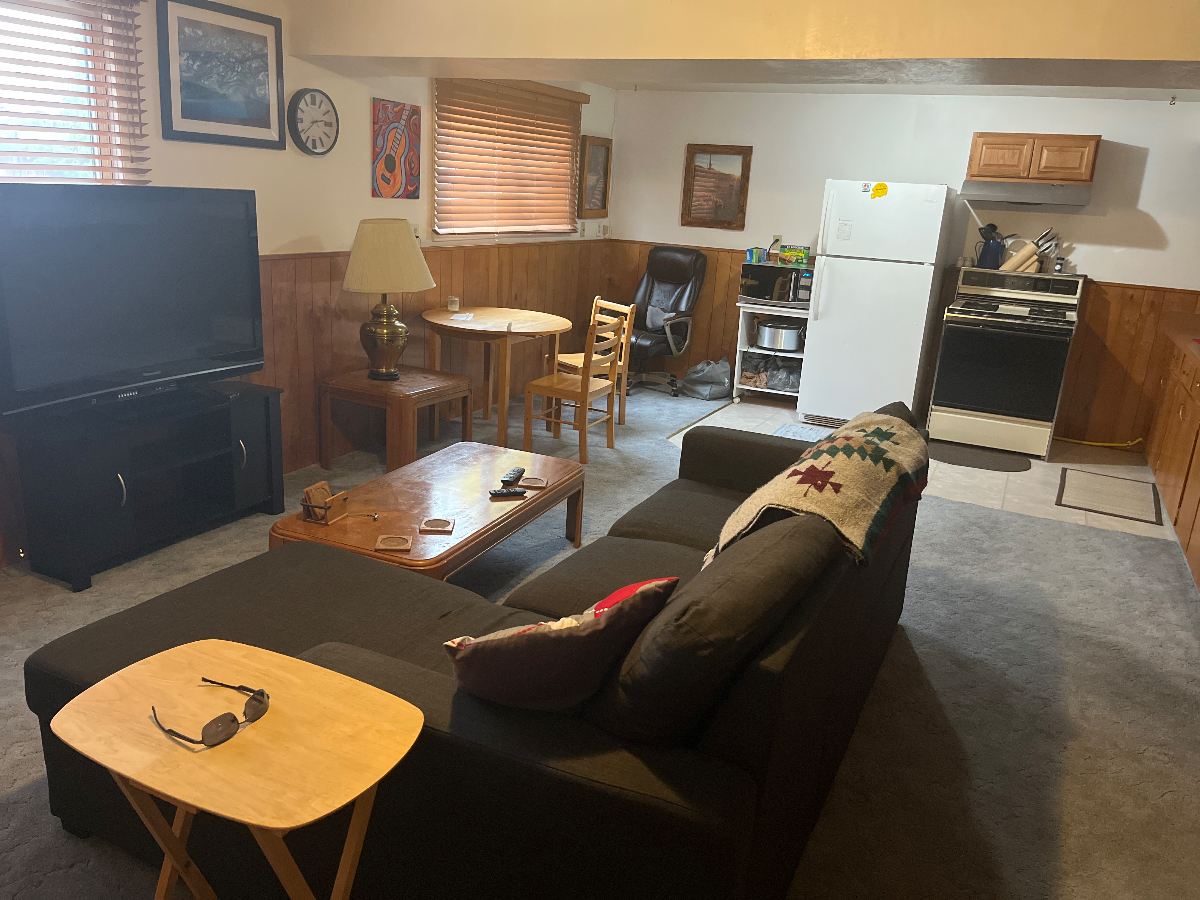 Very nice basement apartment great location for travelers - Photo 1