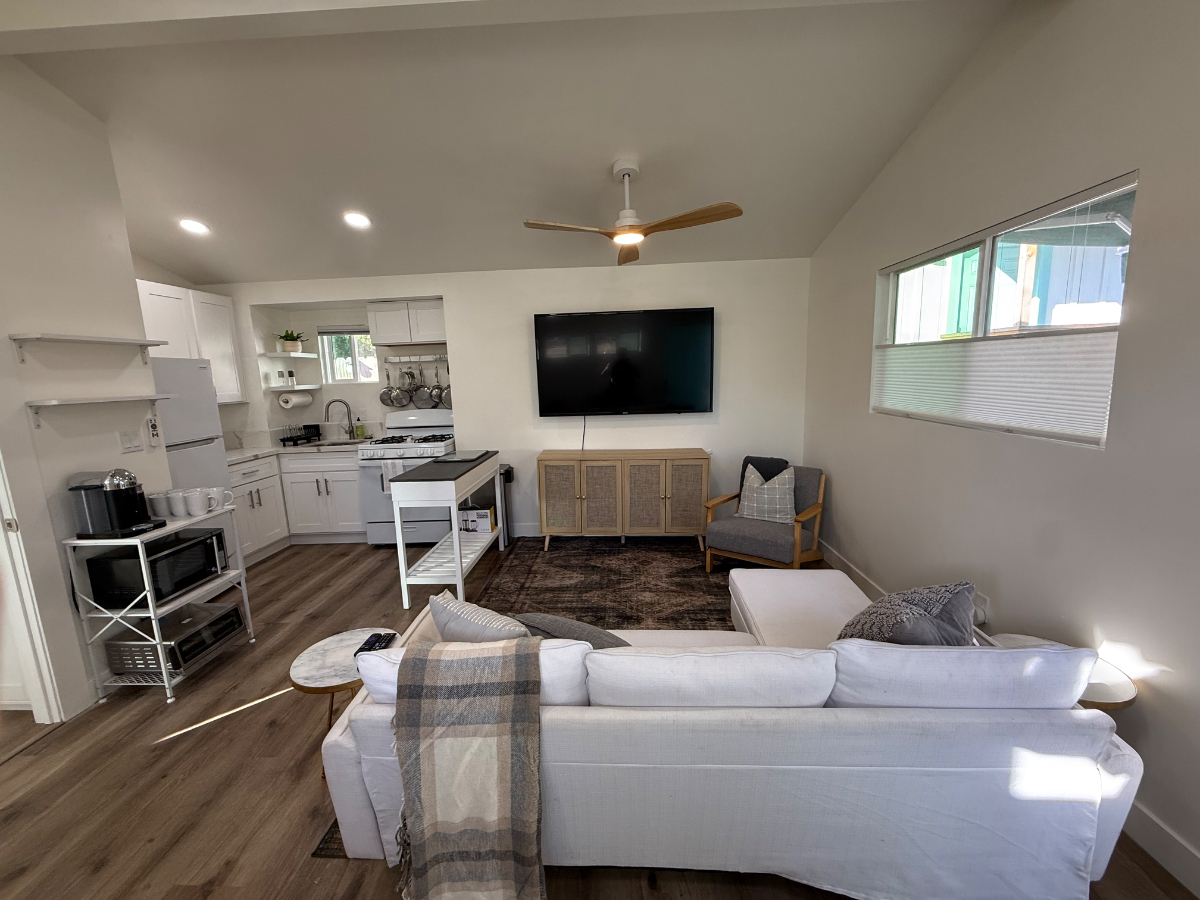 Stylish Ventura beach cottage with private patio and backyard - Photo 3