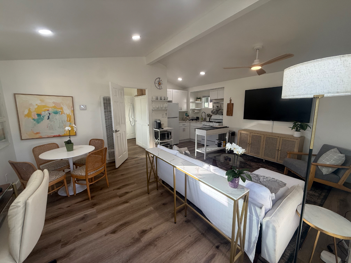 Stylish Ventura beach cottage with private patio and backyard - Photo 5