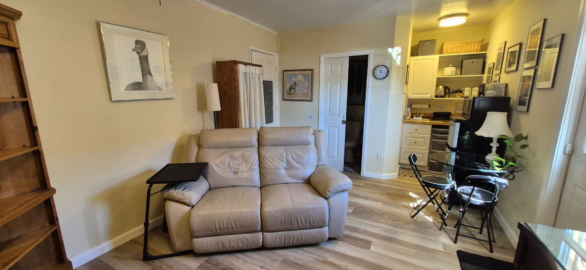 240-Sq-Ft Studio - Separate Entrance, Ensuite Bath & Kitchenette, fully furnished - Photo 2
