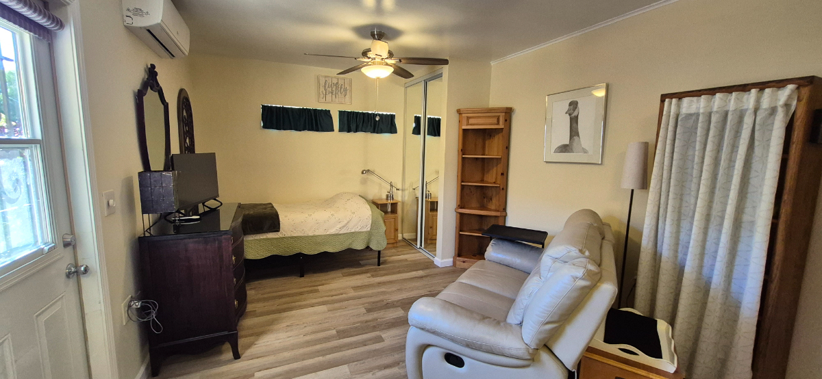240-Sq-Ft Studio - Separate Entrance, Ensuite Bath & Kitchenette, fully furnished - Photo 1