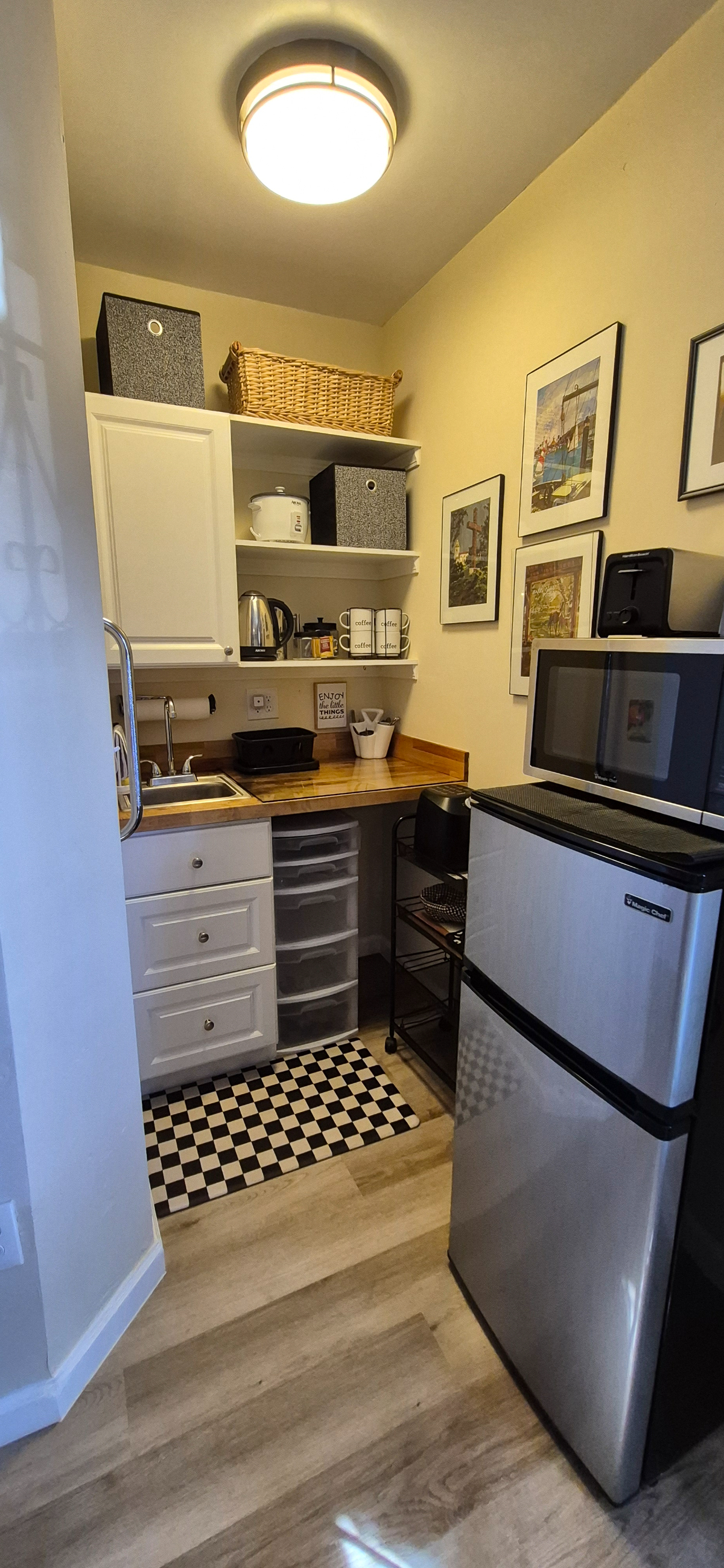 240-Sq-Ft Studio - Separate Entrance, Ensuite Bath & Kitchenette, fully furnished - Photo 4
