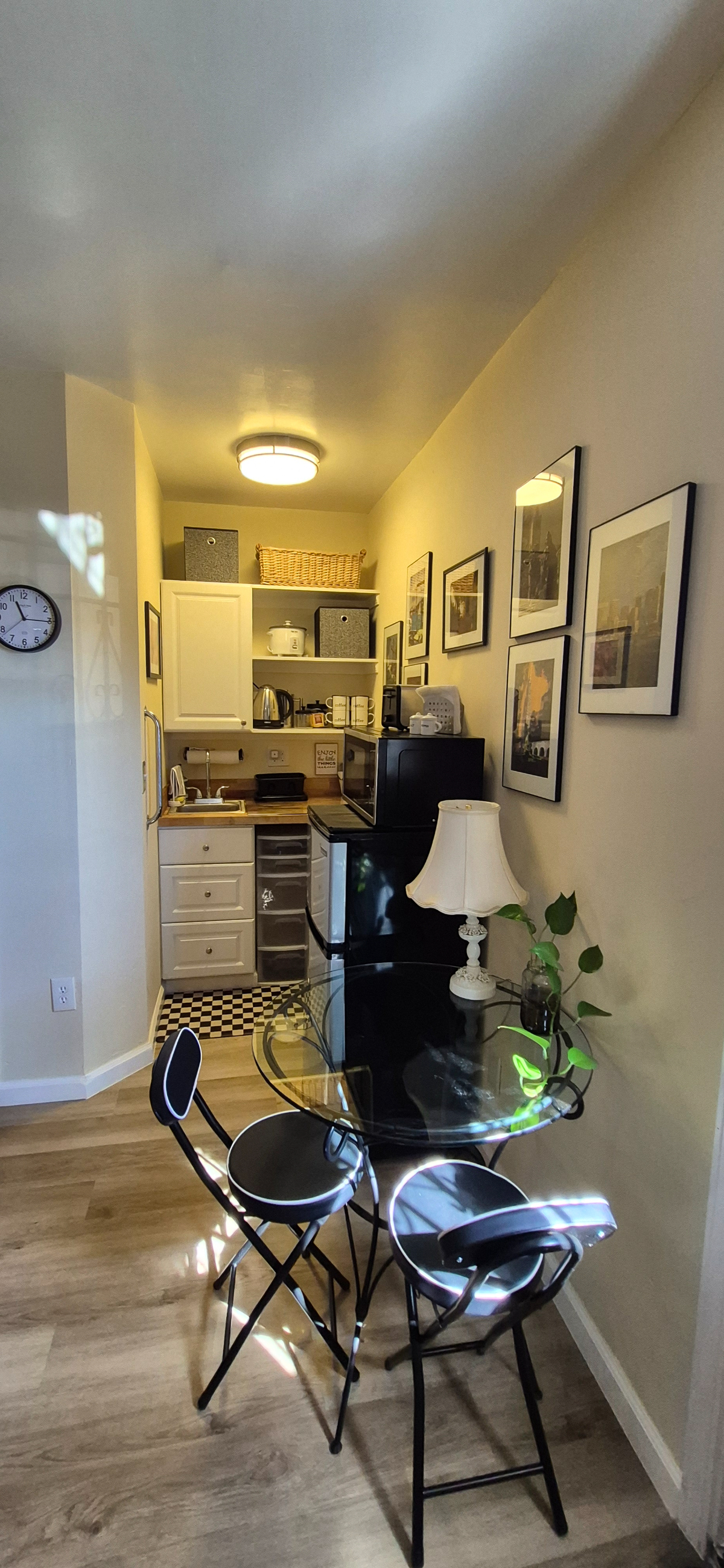 240-Sq-Ft Studio - Separate Entrance, Ensuite Bath & Kitchenette, fully furnished - Photo 3