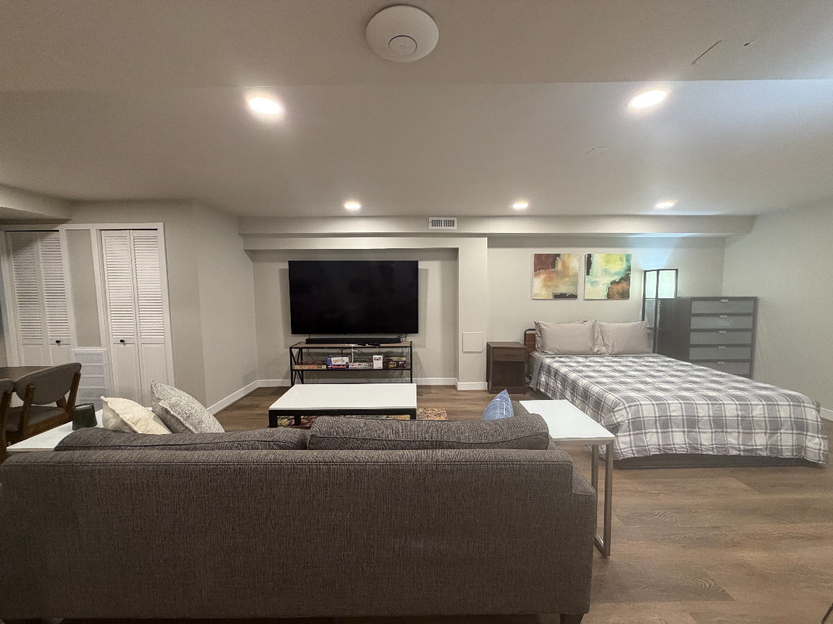 Large, newly remodeled studio in quite neighborhood close to many hospitals - Photo 3