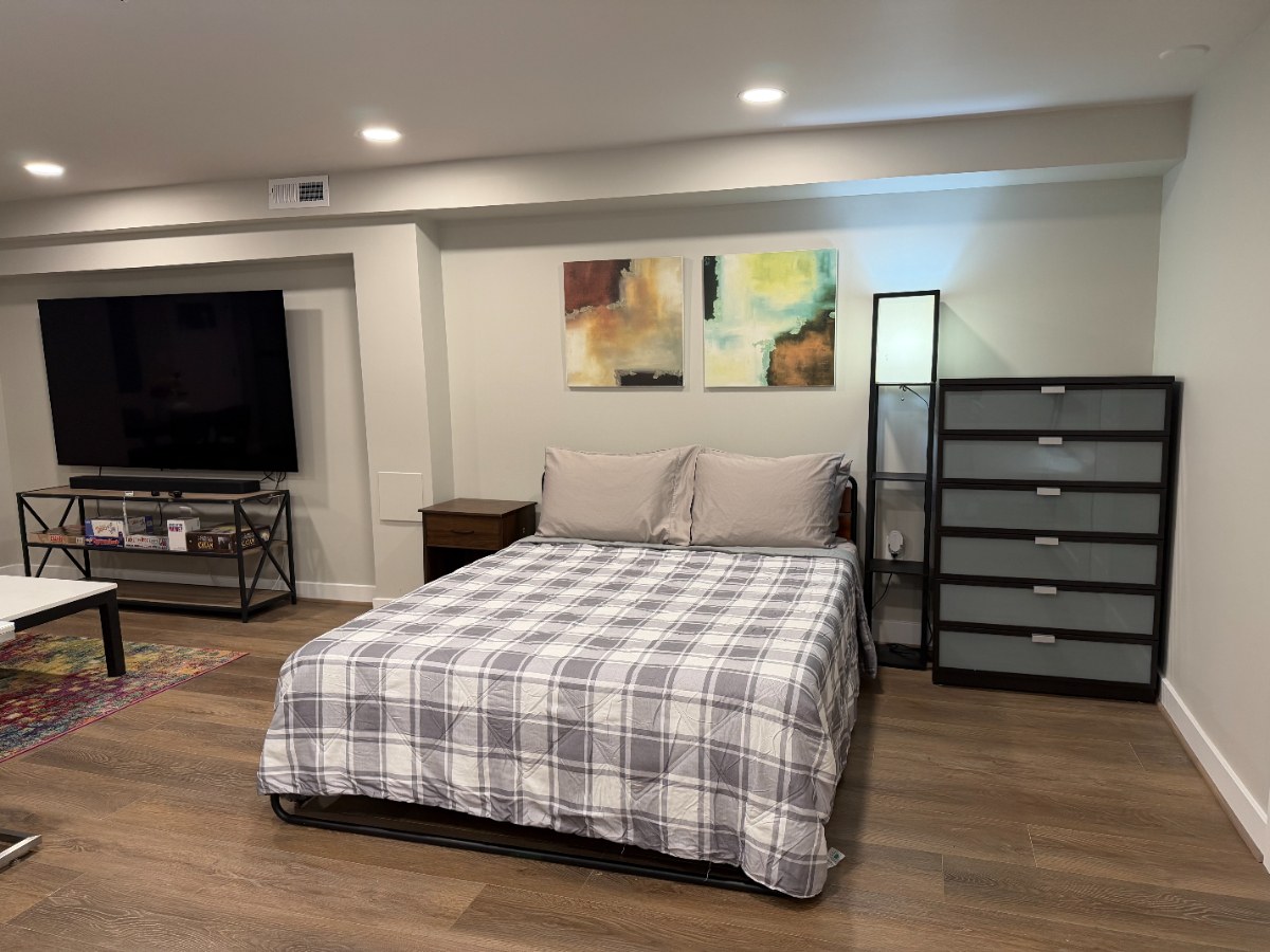 Large, newly remodeled studio in quite neighborhood close to many hospitals - Photo 4