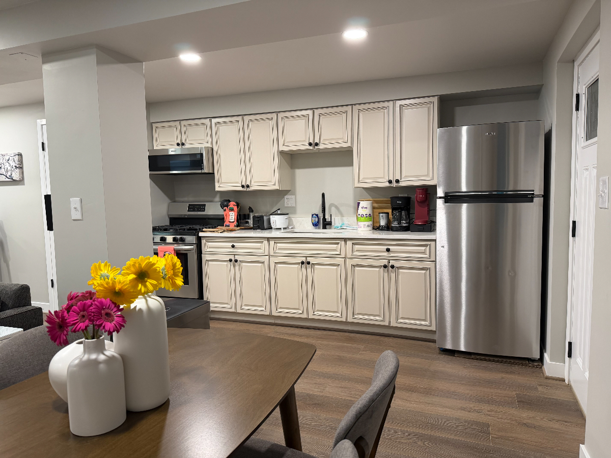Large, newly remodeled studio in quite neighborhood close to many hospitals - Photo 7