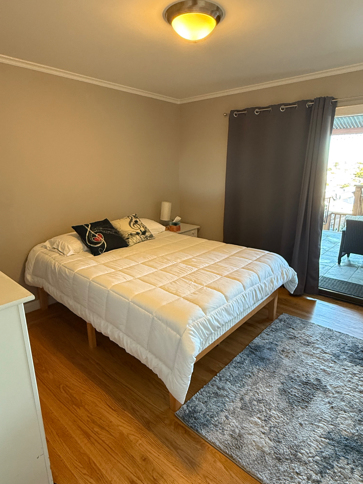 Private bedroom, bathroom on main level. A peaceful, fully furnished stay for travel professionals - Photo 1