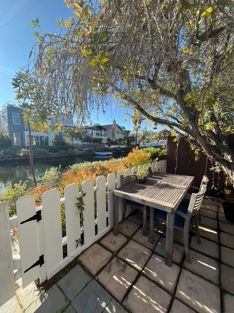 Venice Canals Frontage - Fully Furnished 2 Bed 1 bath - Photo 1