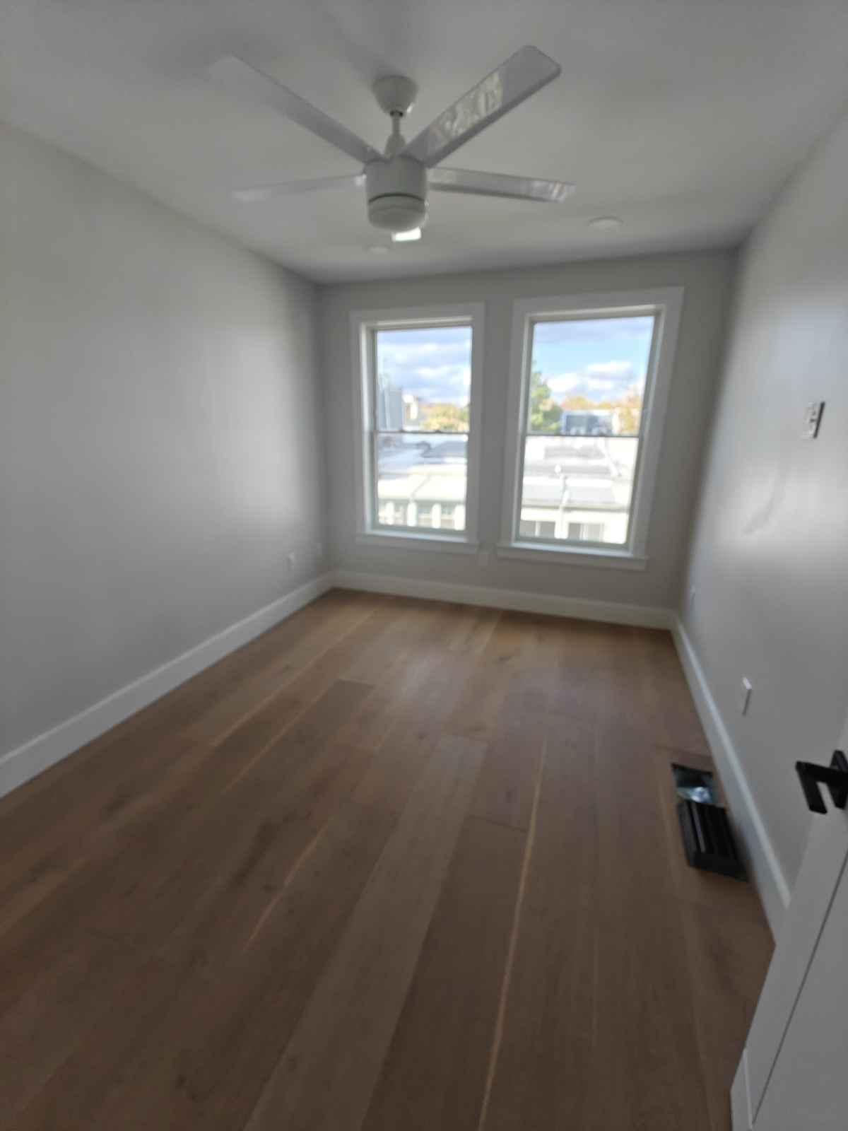 Chic New 4 Bed/4.5 Bath Duplex - Photo 9