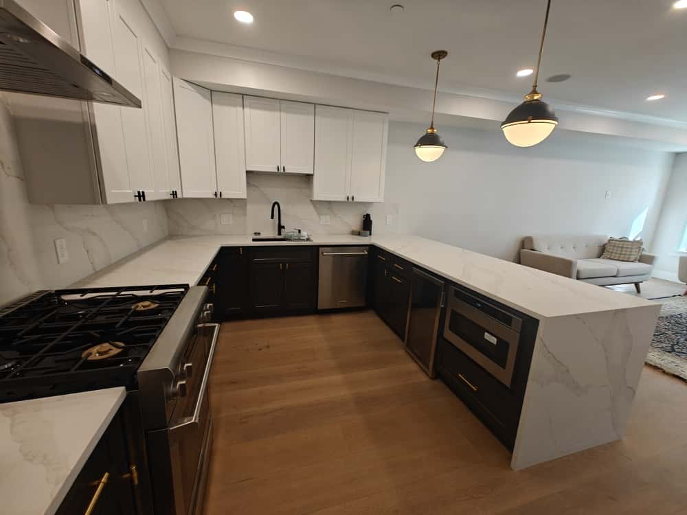 Chic New 4 Bed/4.5 Bath Duplex - Photo 2