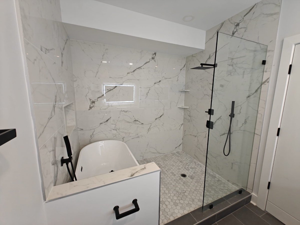 Chic New 4 Bed/4.5 Bath Duplex - Photo 11