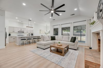 Modern 4BR Home. Central Carrollton border Lewisville - Photo 2