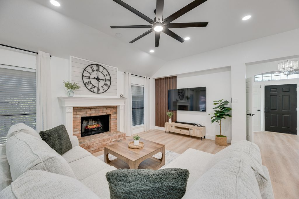 Modern 4BR Home. Central Carrollton border Lewisville - Photo 1