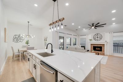 Modern 4BR Home. Central Carrollton border Lewisville - Photo 3