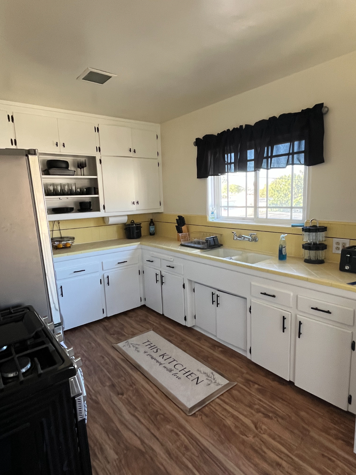 1-Bed Gated Upstairs Apartment with In-Unit Laundry, Home Office, and Fruit Tree Courtyard Access - Photo 2
