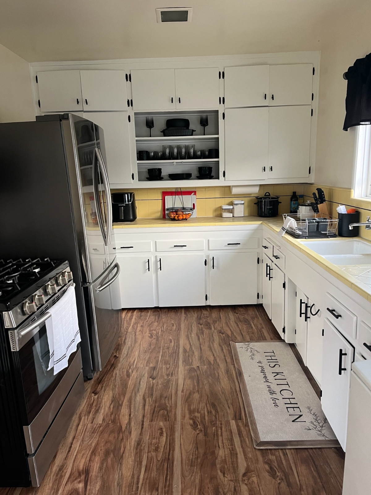 1-Bed Gated Upstairs Apartment with In-Unit Laundry, Home Office, and Fruit Tree Courtyard Access - Photo 3