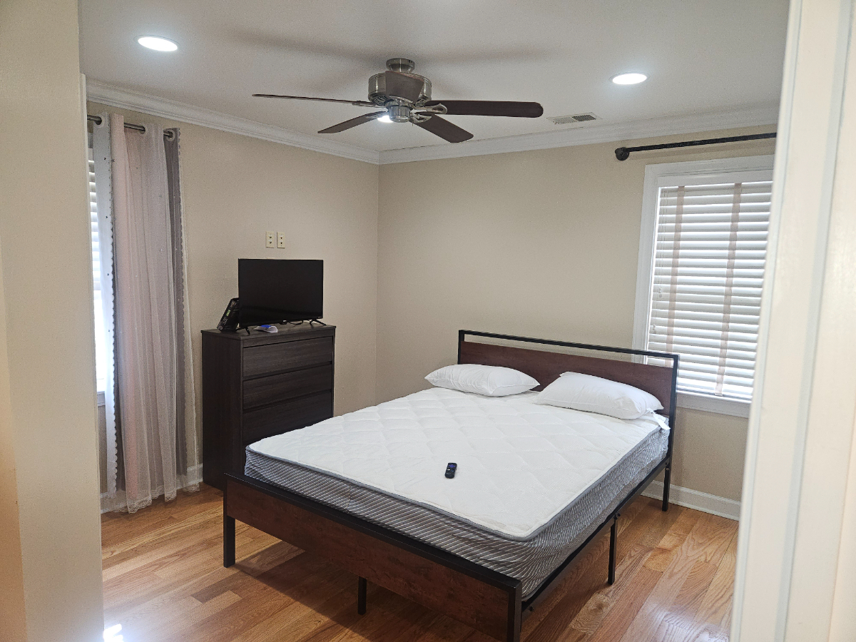 Spacious Furnished Master Suite  Private Bath  Utilities & WiFi Included  Near Lexington Medical - Photo 12