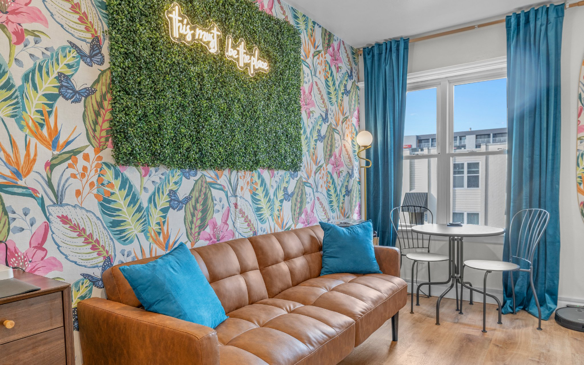 Oceanfront Loft Free Parking & 1 Block from Beach