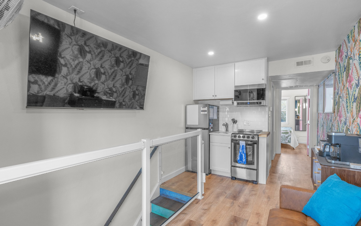 Oceanfront Loft Free Parking & 1 Block from Beach - Photo 3