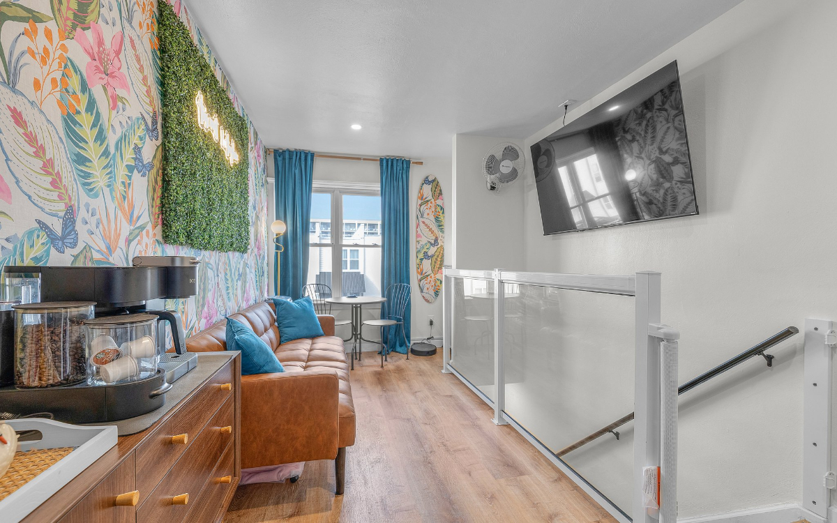Oceanfront Loft Free Parking & 1 Block from Beach - Photo 2