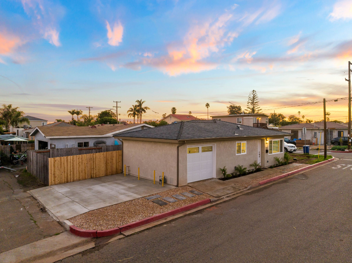 2BR Home, Huge Backyard, Fireplace, Garage, IB