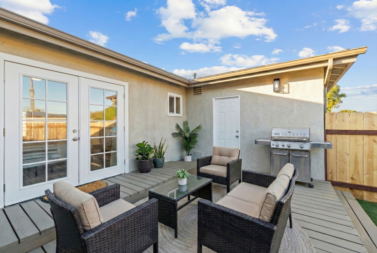2BR Home, Huge Backyard, Fireplace, Garage, IB - Photo 4