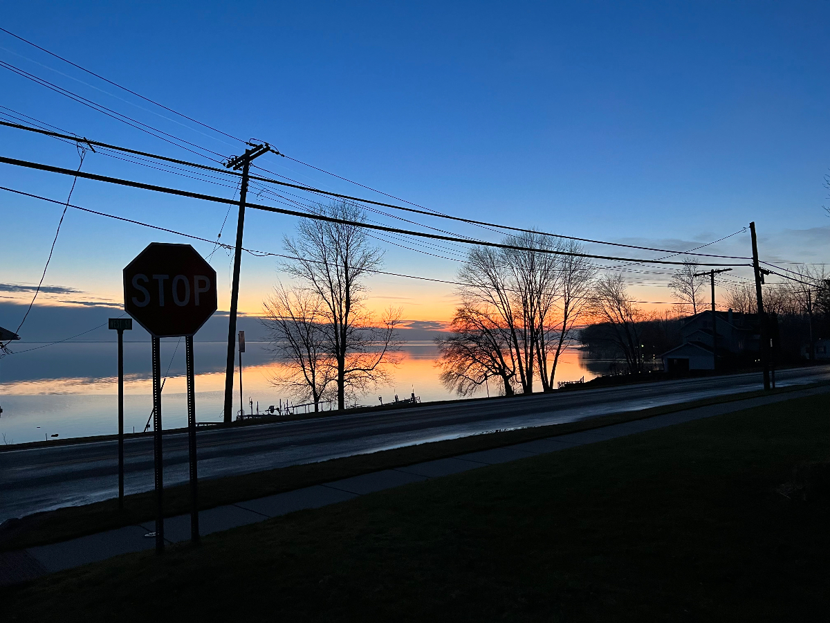 Spacious Lake House on Onieda Lake in a Quiet Neighborhood - Photo 3