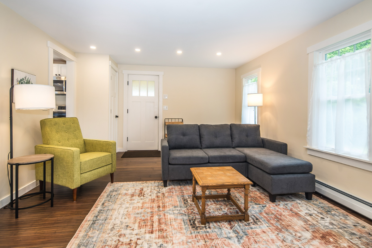 Charming, updated home in quiet Rutland neighborhood - Photo 5