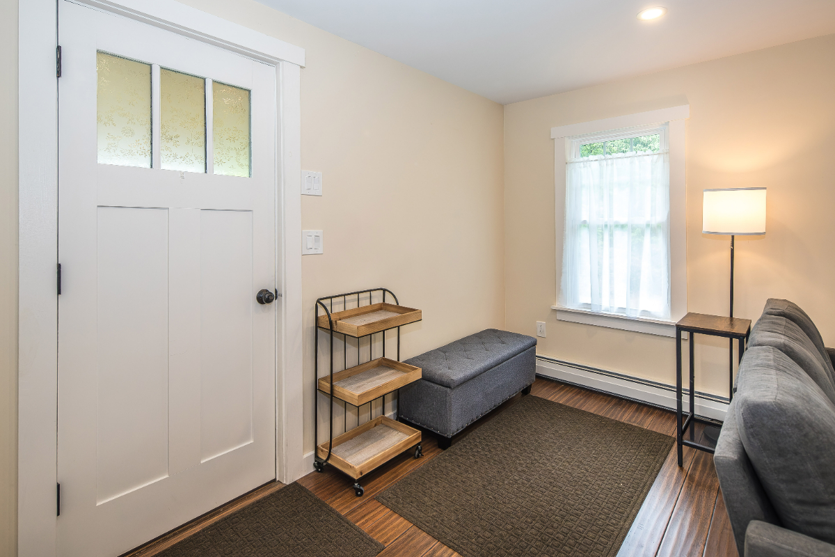 Charming, updated home in quiet Rutland neighborhood - Photo 4