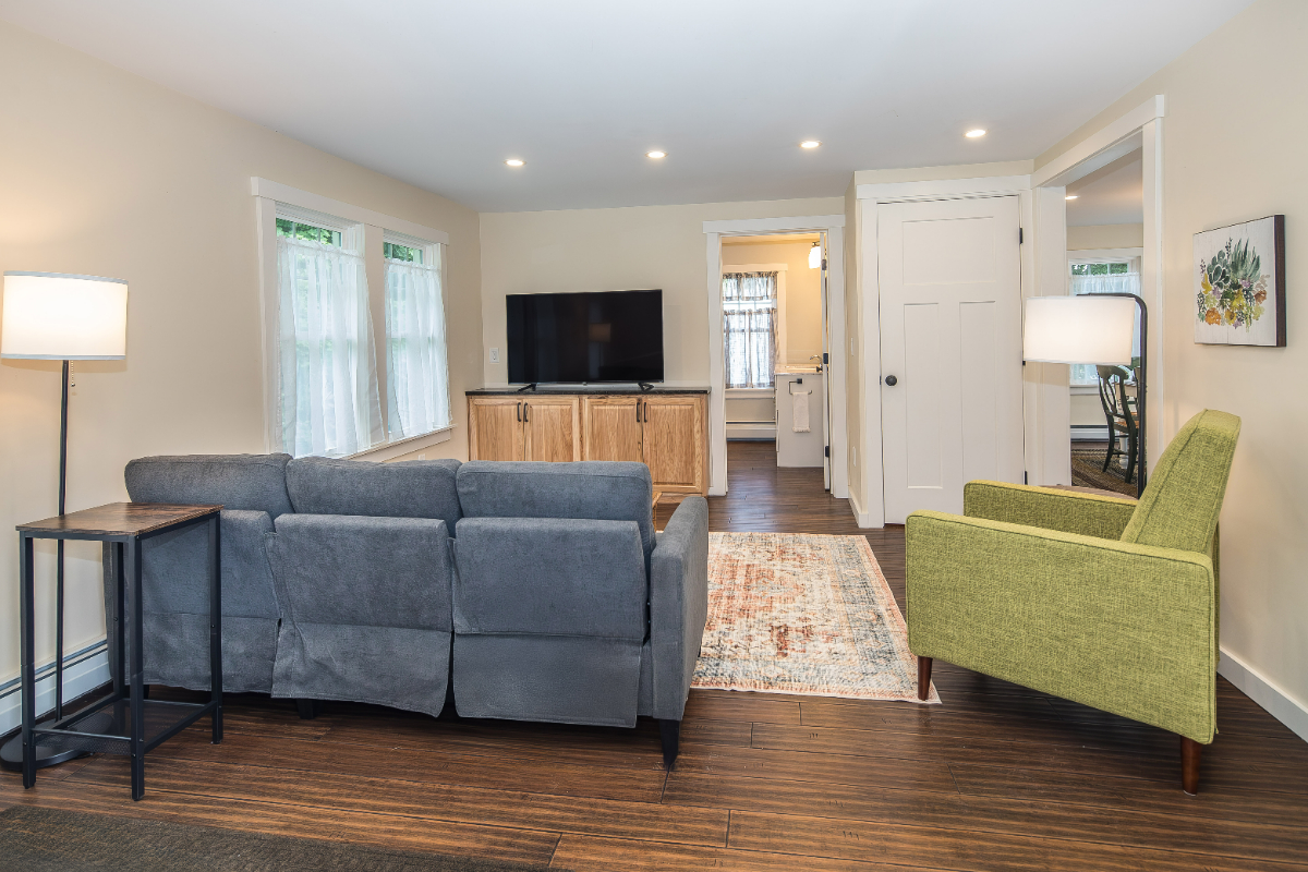 Charming, updated home in quiet Rutland neighborhood - Photo 6