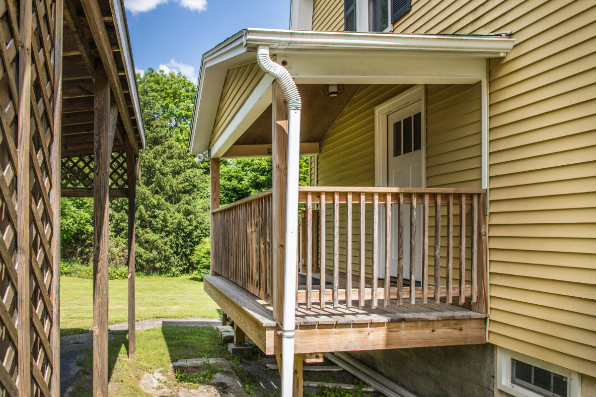 Charming, updated home in quiet Rutland neighborhood - Photo 3