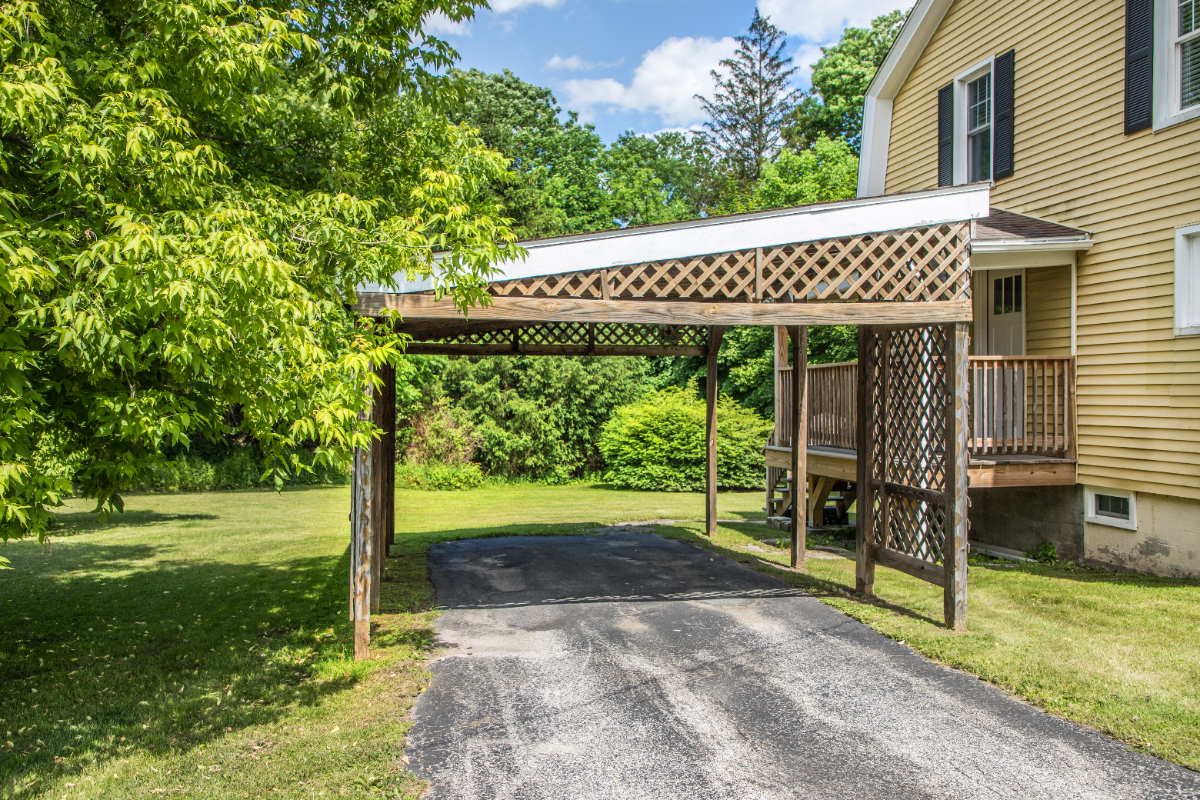 Charming, updated home in quiet Rutland neighborhood - Photo 2