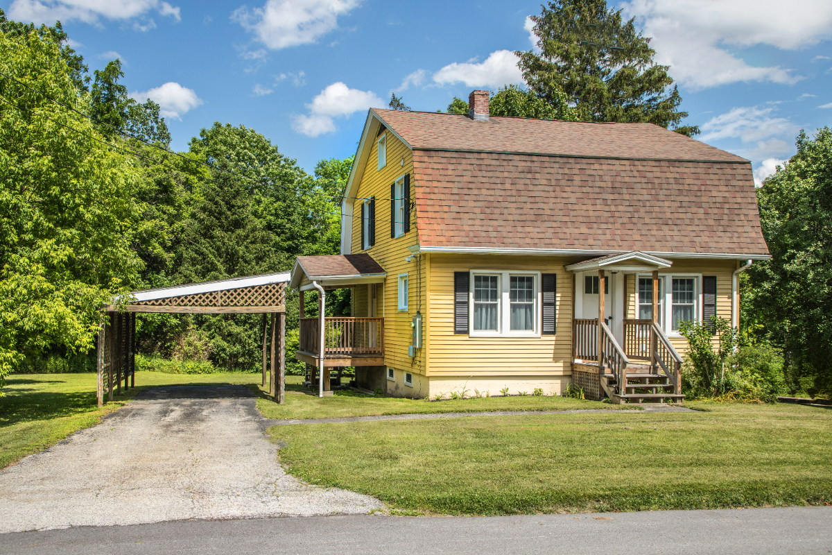 Charming, updated home in quiet Rutland neighborhood - Photo 1