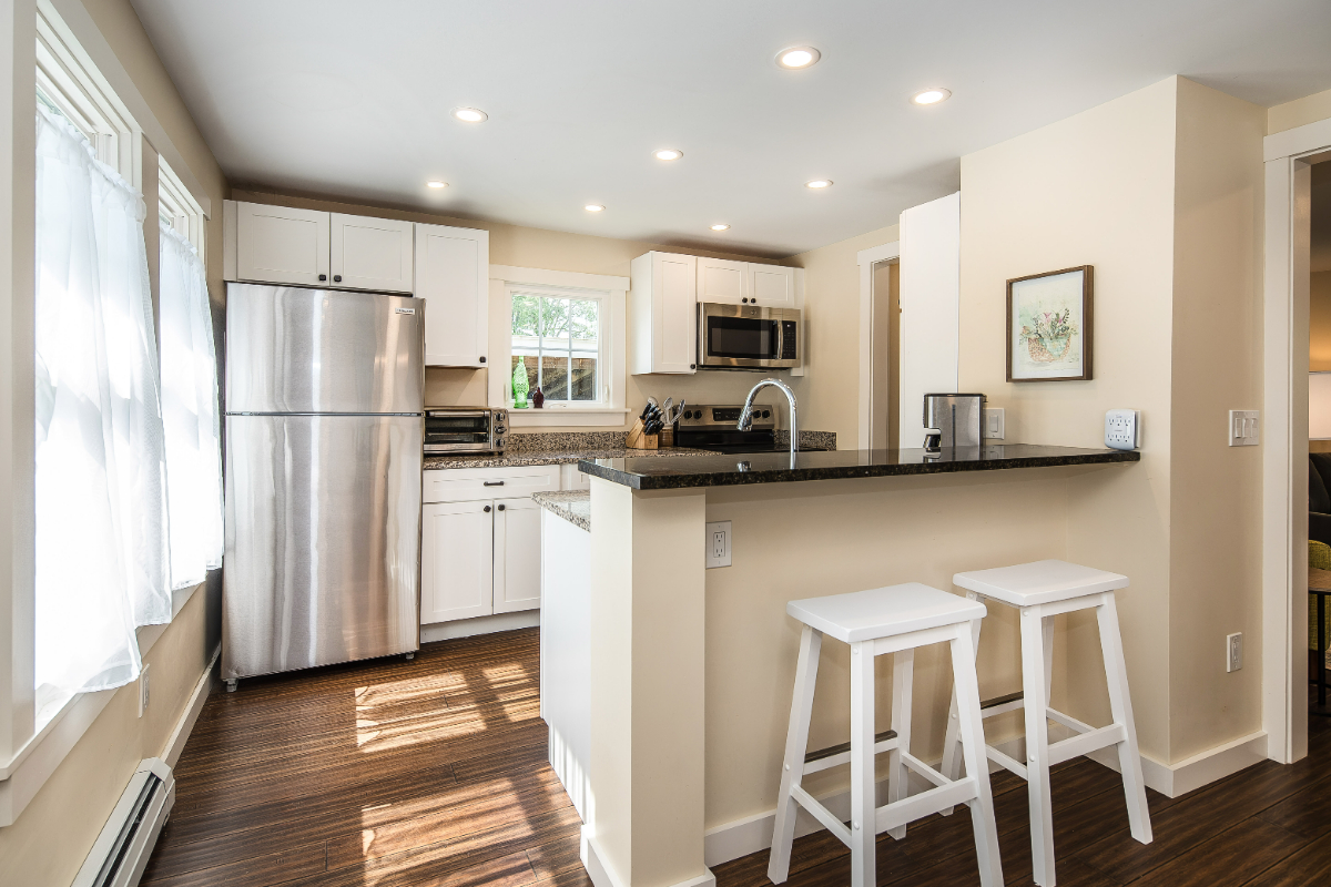 Charming, updated home in quiet Rutland neighborhood - Photo 12